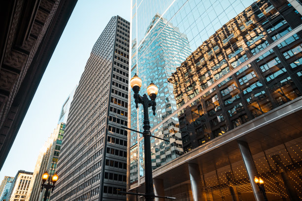 铸铁路灯-芝加哥城市的细节。汽车，居民，游客，大城市生活，城市全景，日常生活。历史地标，旅游目的地-库存照片图片下载