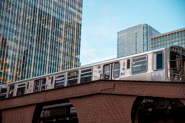 芝加哥，伊利诺伊州地铁环线列车在市中心- CTA -高架轨道-库存照片图片下载
