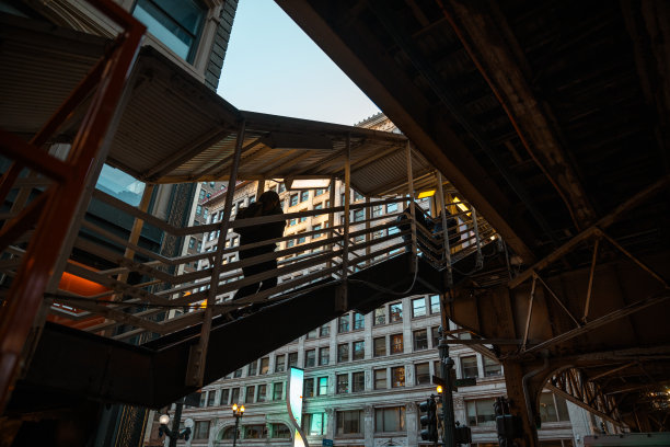 地铁楼梯-芝加哥，伊利诺伊州地铁环线列车在市中心- CTA -高架铁路轨道-库存照片图片下载