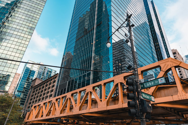 芝加哥，伊利诺伊州地铁环线列车在市中心- CTA -高架轨道-库存照片图片下载