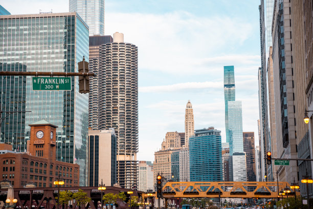 芝加哥，伊利诺伊州地铁环线列车在市中心- CTA -高架轨道-库存照片图片下载