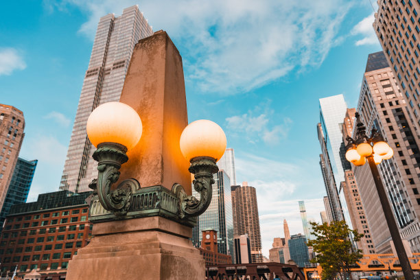 铸铁路灯-芝加哥城市的细节。汽车，居民，游客，大城市生活，城市全景，日常生活。历史地标，旅游目的地-库存照片图片下载
