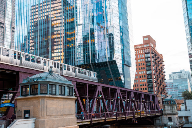 芝加哥，伊利诺伊州地铁环线列车在市中心- CTA -高架轨道-库存照片图片下载