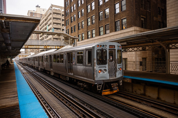 芝加哥，伊利诺伊州地铁环线列车在市中心- CTA -高架轨道-库存照片图片下载