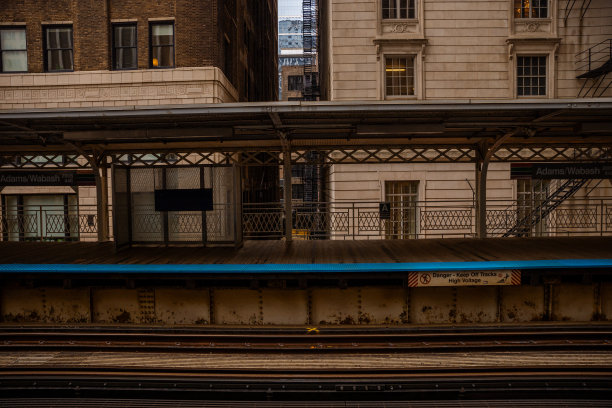 芝加哥，伊利诺伊州地铁环线列车在市中心- CTA -高架轨道-库存照片图片下载