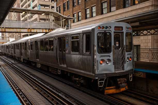 芝加哥，伊利诺伊州地铁环线列车在市中心- CTA -高架轨道-库存照片图片下载
