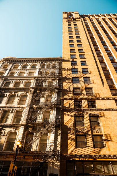 建筑具有美丽的光折射和可爱的阴影。芝加哥的详细信息。汽车，居民，游客，大城市生活，城市全景，日常生活。历史地标，旅游目的地-库存照片图片下载