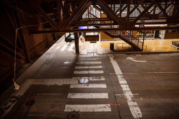 人行横道-芝加哥城市的细节。汽车，居民，游客，大城市生活，城市全景，日常生活。历史地标，旅游目的地-库存照片图片下载