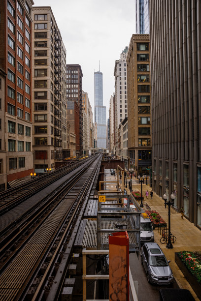 芝加哥，伊利诺伊州地铁环线列车在市中心- CTA -高架轨道-库存照片图片下载