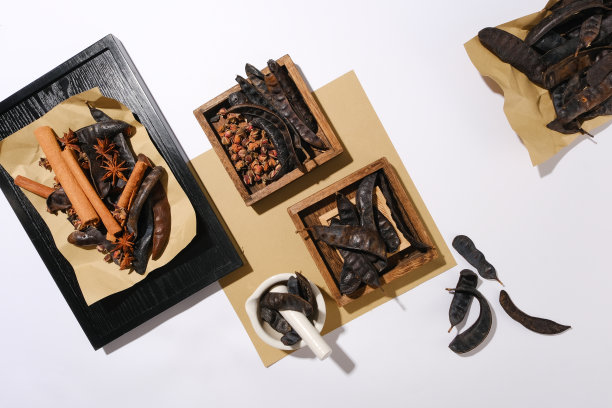 从上面的照片看，传统的乡村风格，大部分的成分显示在木托盘和纸上。天然产品目前处于护肤和美容研究的前沿图片下载