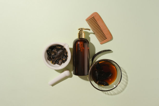 极简风格的照片与白色背景显示一个没有标签的瓶子周围的其他器具，空白的空间文字或演示图片下载