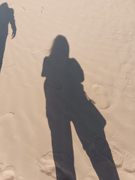 沙漠上人的影子的照片图片下载