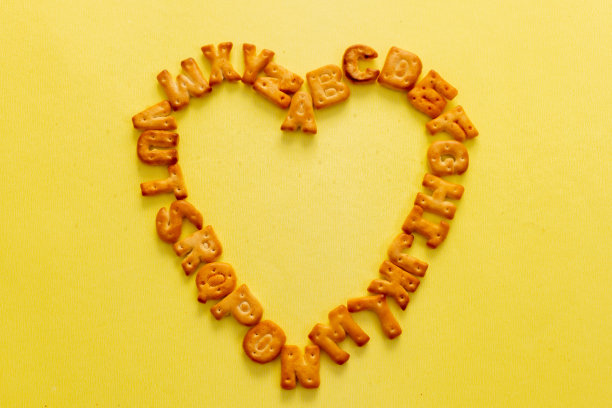 Abc饼干字母黄色背景。库存照片心形图片下载