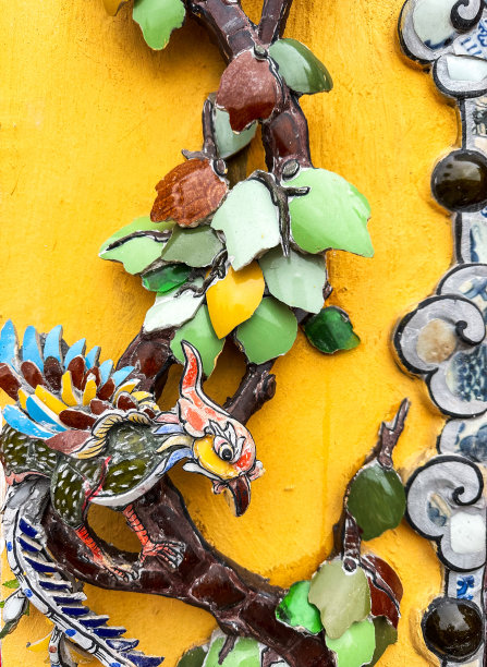 顺化皇城的纪念碑。越南顺化皇城(Dai Noi)宫中一只鸟的陶瓷马赛克细节图片下载