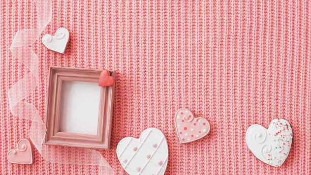 婚礼邀请函样机，经典情人节卡片模板，木制相框，文本空间，心形饼干，粉色针织背景，宽幅横向照片图片下载