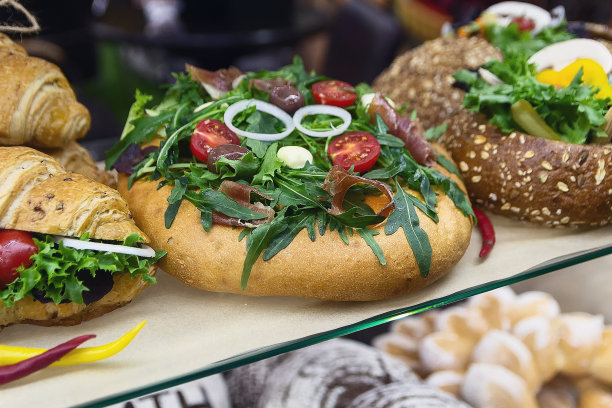 美味的面包，培根和蔬菜在面包店展出图片下载