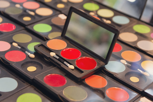 柜台上一排排的化妆品样品图片下载