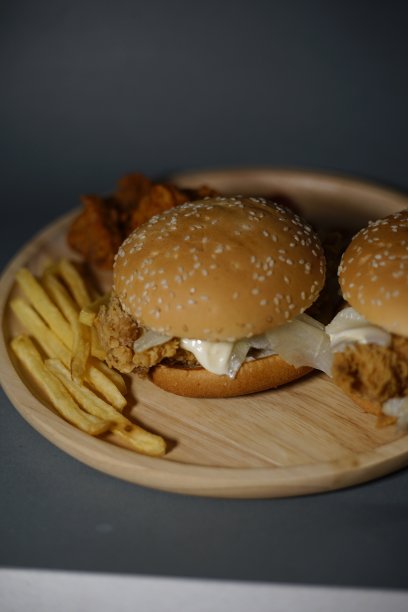 汉堡包、薯条和鸡肉放在同一个盘子里。图片下载