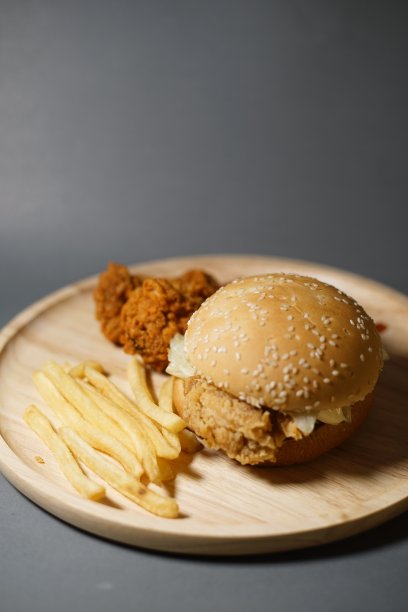 汉堡包、薯条和鸡肉放在同一个盘子里。图片下载