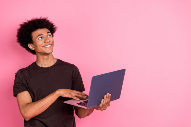 照片的虚拟助理ai用户年轻人与笔记本电脑看网站ui ux设计理念孤立的粉红色背景图片下载