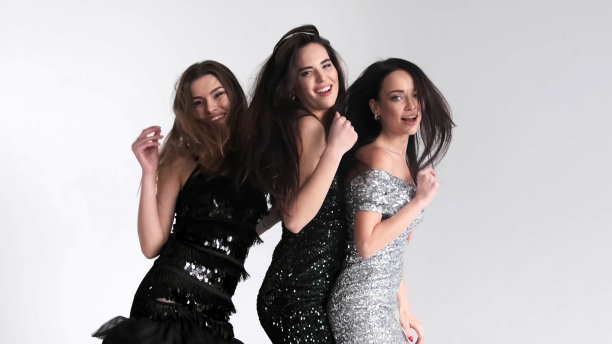 一群时髦的女人在摄影棚里摆姿势。不同的女人在浅色背景下玩得很开心。时尚、时尚、青春的理念。图片下载