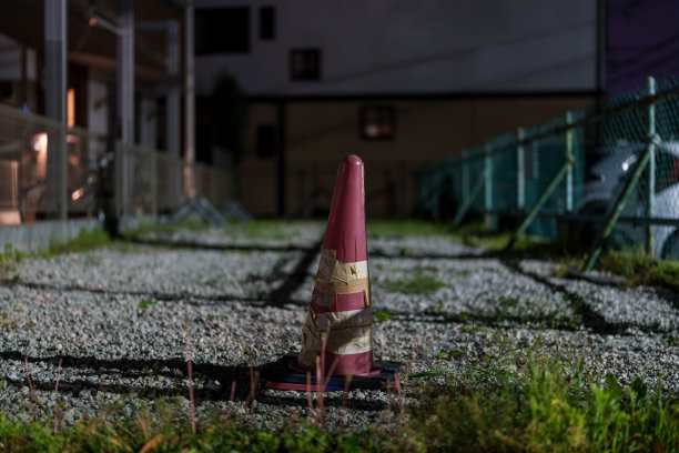 被损坏并修复的彩色锥体图片下载