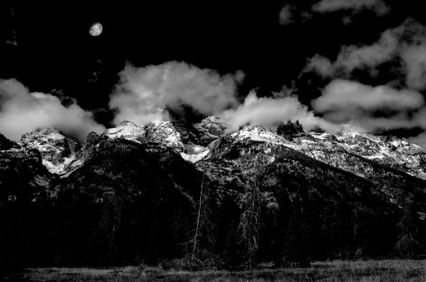 在美国怀俄明州大提顿国家公园的提顿山脉上，令人惊叹的月亮升起图片下载