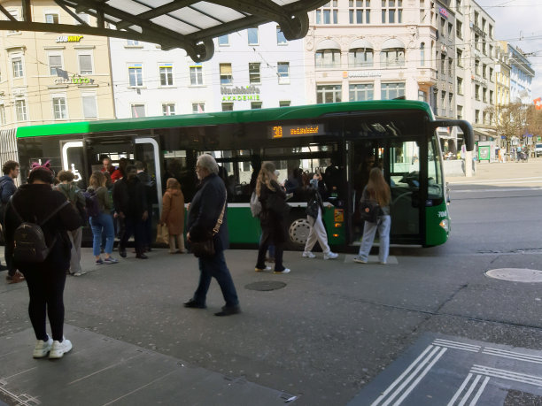 巴塞尔城市巴士站，巴塞尔SBB火车站在瑞士欧洲，巴塞尔SBB，站巴塞尔SBB，人图片下载