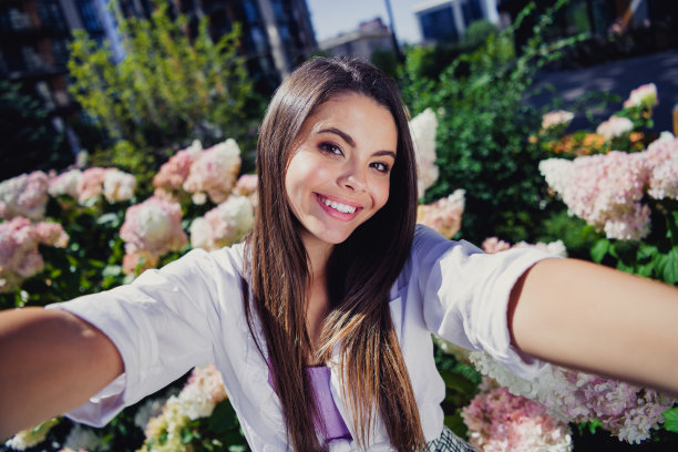 照片可爱的华丽甜美的女孩花时间在植物园周末游览直播博客春天户外图片下载