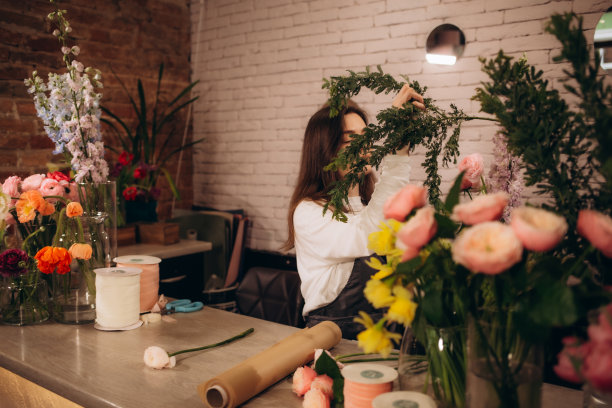 一位女花商在花店工作图片下载