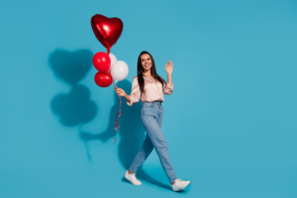 全尺寸照片正面可爱的女人穿着丝绸衬衫拿着红色泡泡说他走空空间孤立在蓝色的背景图片下载