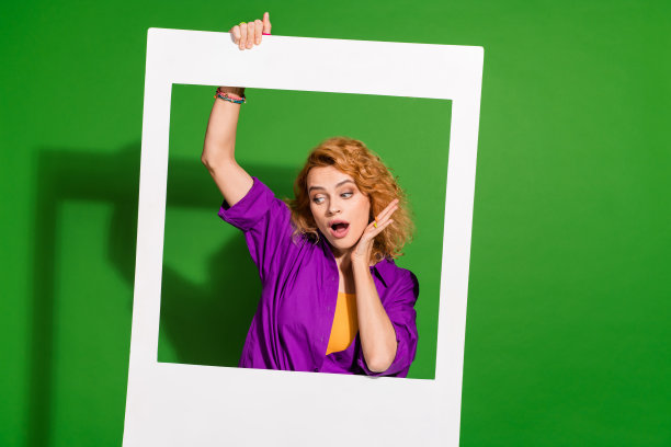 可爱的年轻女士的照片肖像即时相框震惊担心穿着时尚的紫色衣服孤立的绿色背景图片下载