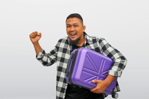 快乐的年轻亚洲旅行者带着旅行袋图片下载