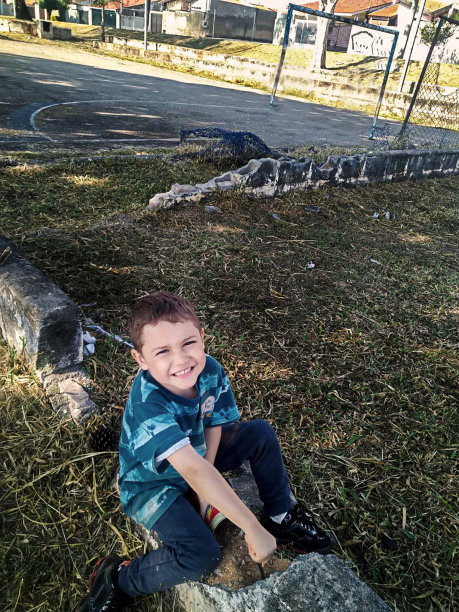 男孩在公园里玩耍-早上的例行公事图片下载