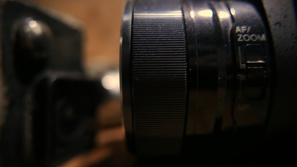 一张桌子上三台数码相机的特写:一台专业相机，一台运动相机和一台便携式数码相机。一张摄影桌。摄影的一天。电影制作和摄影相机。图片下载