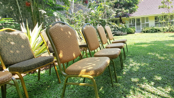 椅子整齐地排列在房子的花园里，用于户外活动和风景摄影图片下载