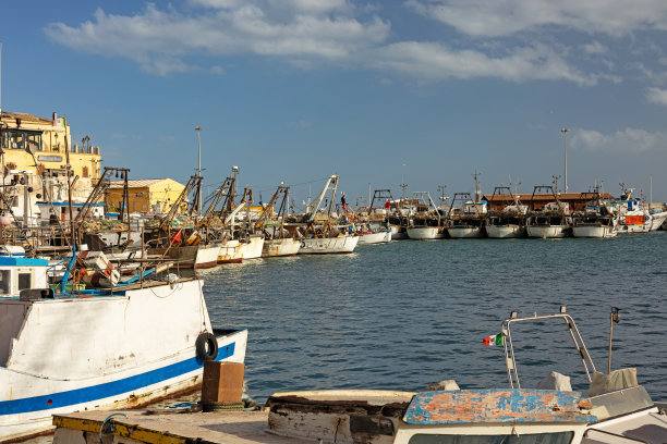 渔船停泊在西西里岛的夏卡港图片下载