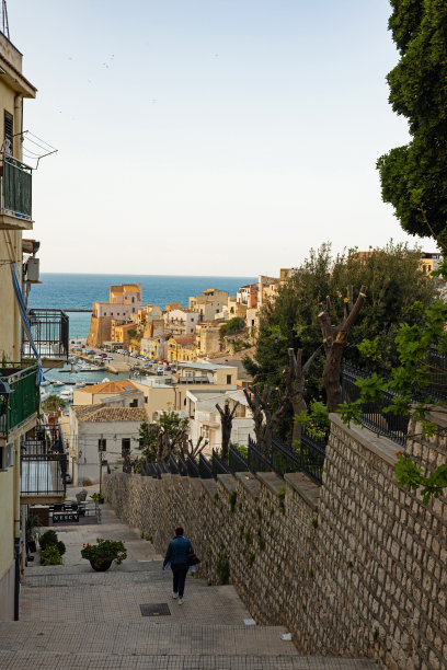 在西西里岛的Castellammare del Golfo街道上图片下载