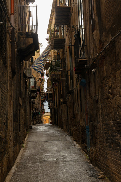 西西里岛巴勒莫的一条狭窄小巷图片下载