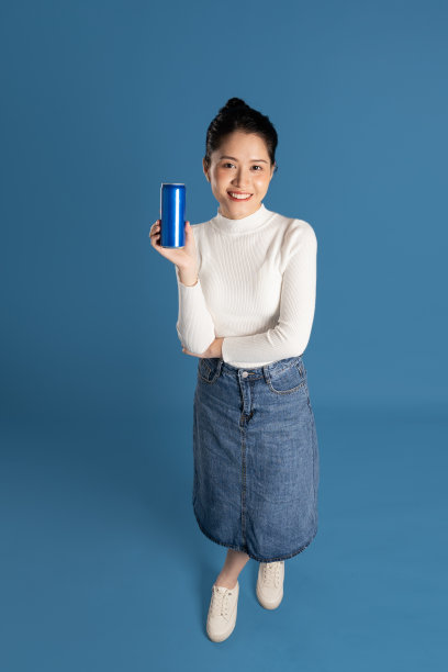 美丽的亚洲女孩在蓝色背景上摆姿势的肖像图片下载