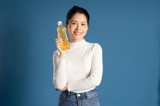 美丽的亚洲女孩在蓝色背景上摆姿势的肖像图片下载