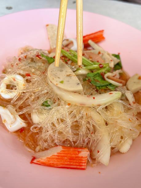 一盘食物的照片，上面有筷子。图片下载