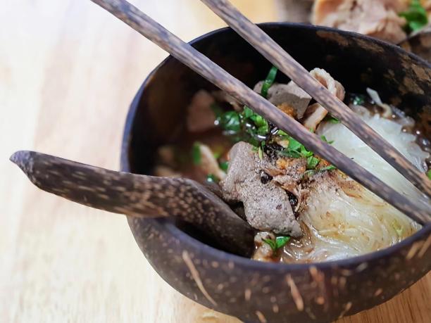 一碗食物的照片，里面有筷子。图片下载