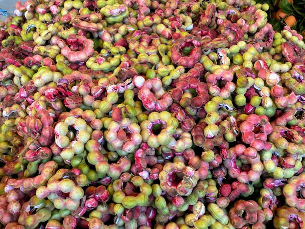 市场上一堆洋葱和其他蔬菜的照片。图片下载