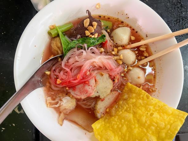 用筷子和叉子盛一碗食物的照片。图片下载