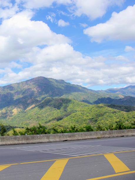 一张以山为背景的公路的照片。图片下载