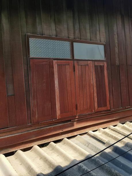 一张有窗户和金属屋顶的红色建筑的照片。图片下载