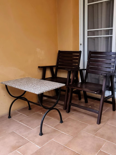 院子里一张桌子和两把椅子的照片。图片下载