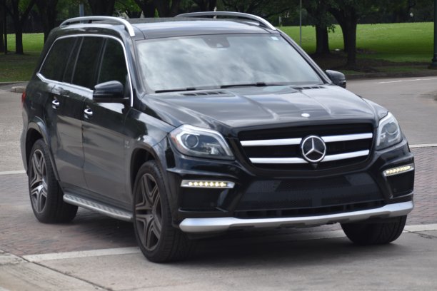 自然保护区附近一辆黑色奔驰GLB SUV的肖像图片下载