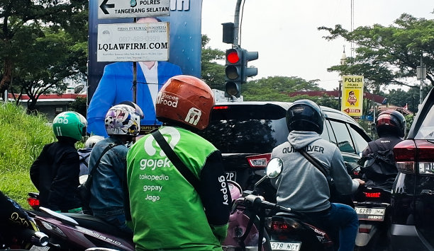 红绿灯处的电单车图片下载